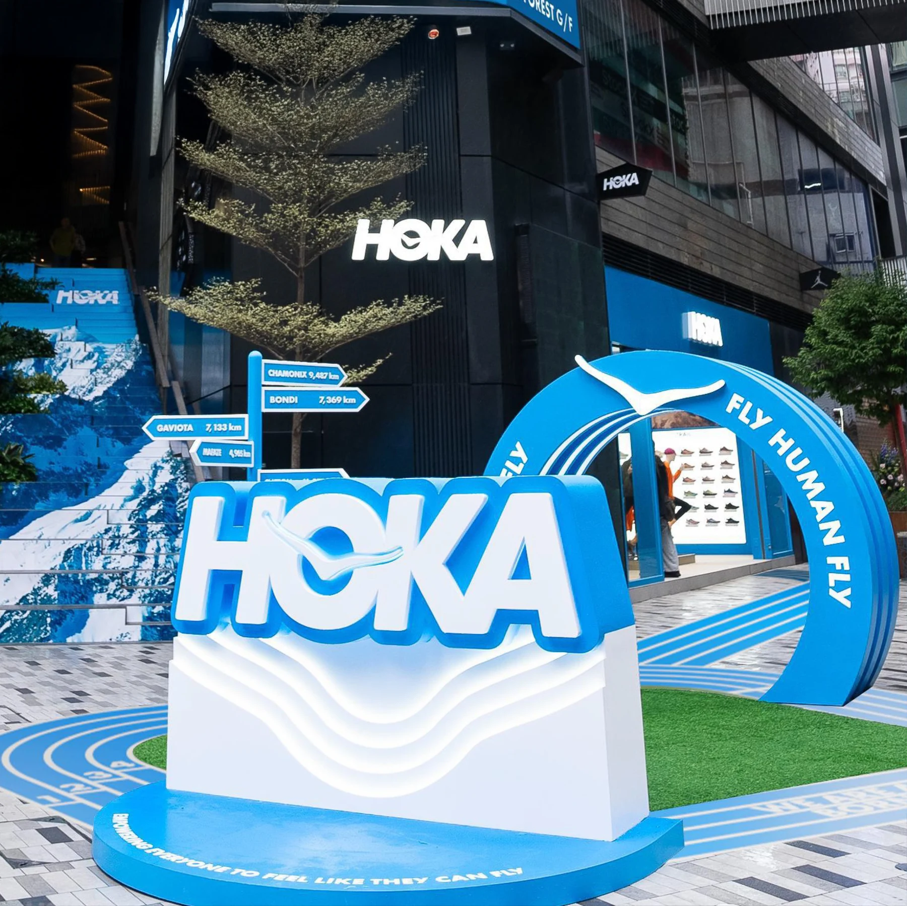 HOKA 藍色跑鞋裝置與開幕活動空間 — 1