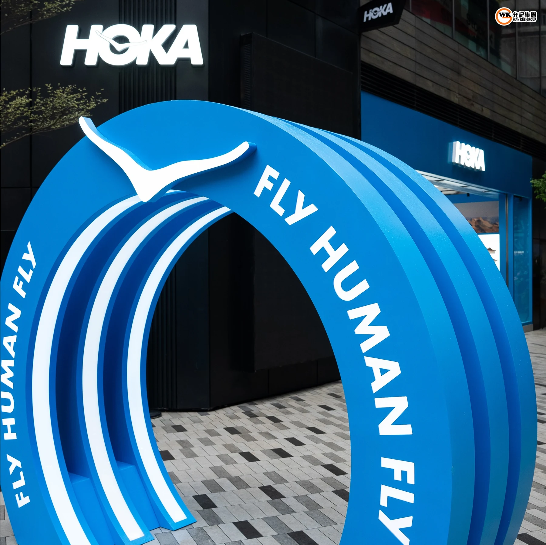 HOKA 藍色跑鞋裝置與開幕活動空間 — 2