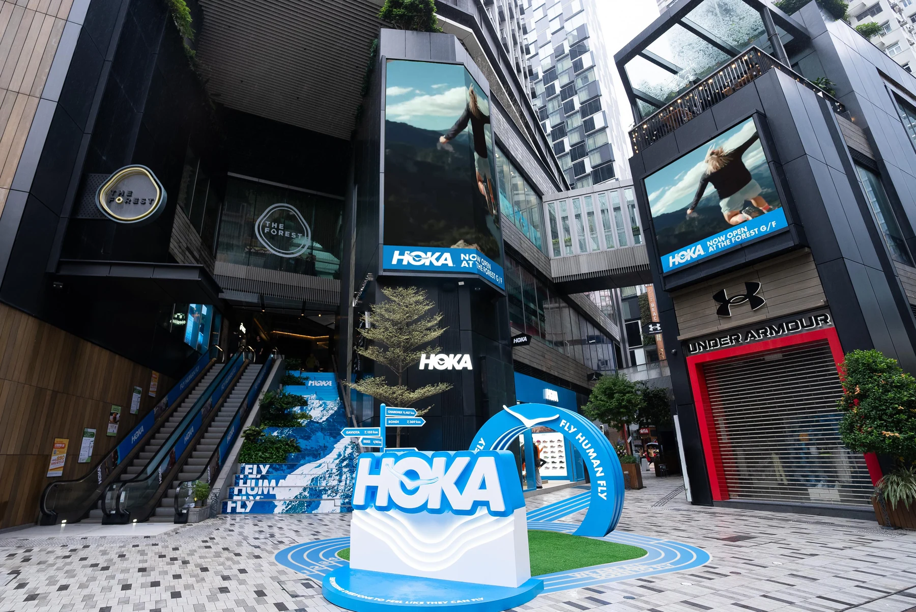 HOKA 藍色跑鞋裝置與開幕活動空間 — 3