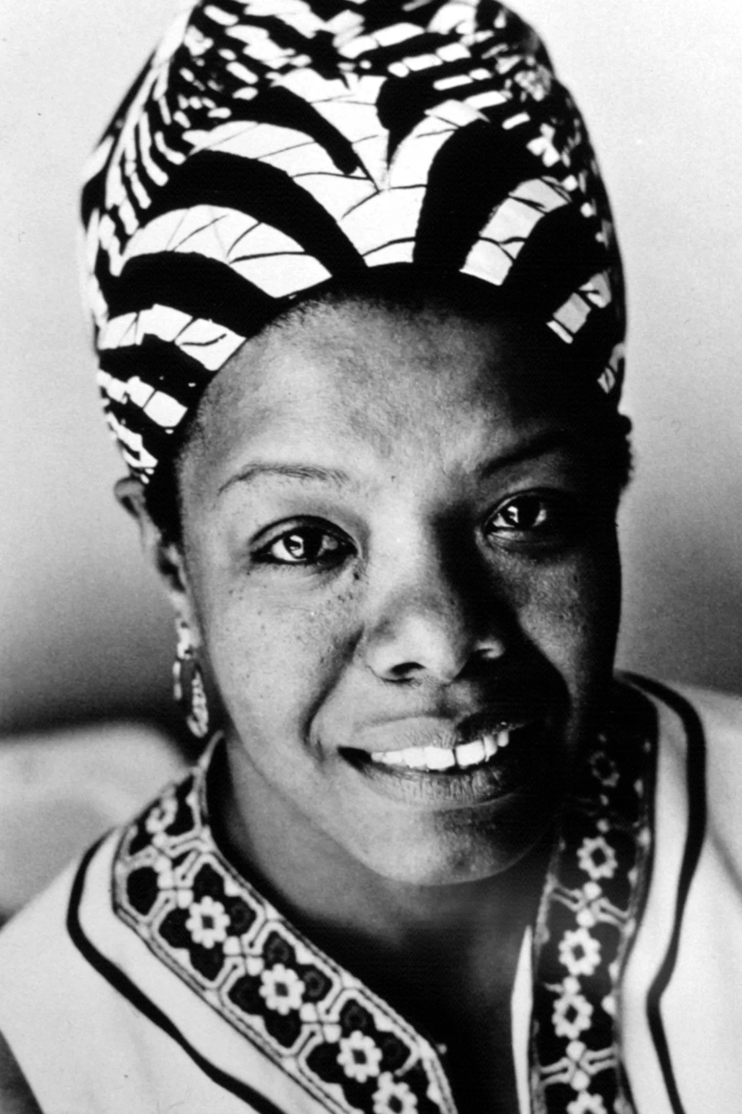 Maya Angelou 黑白肖像，約 1974 年